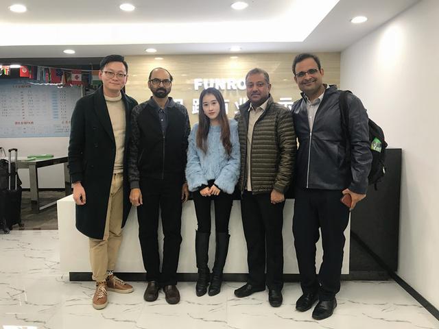 热烈祝贺“美国客户”不远千里选择了牵手凡路展柜