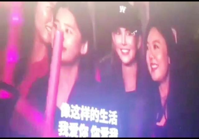 周杰伦新加坡演唱会：最浪漫的事就是你在台上，我在台下为你加油
