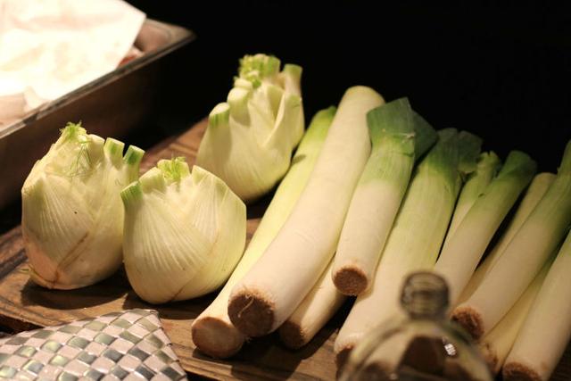 亚洲最贵烧烤店 大葱和蒜按根卖 一根蒜苔30块