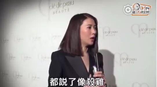 袁咏仪接儿子放学，网友为魔童颜值操碎心！这家人可以互相PK一下