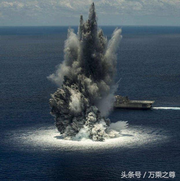 美国海军使用一万斤炸药爆破刚建好的濒海战斗舰