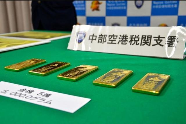 台湾飞日本航班厕所又发现10斤黄金 网友：以后多上厕所