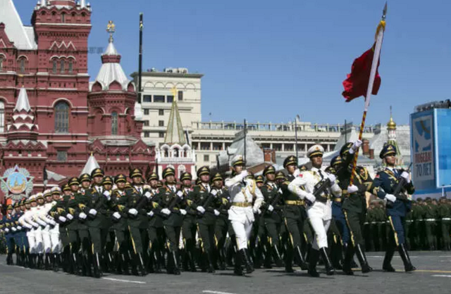 小圈儿邀你来找茬，新加坡帅气“花枪队”你能找出几点茬！