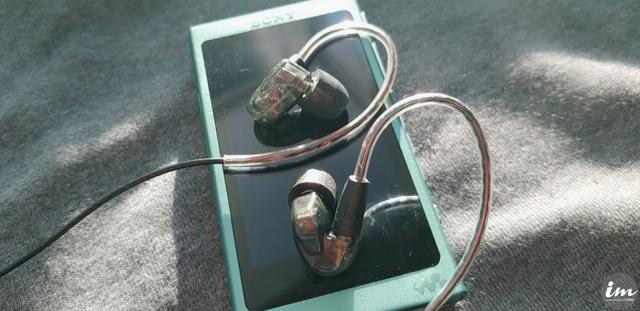 索尼A45听ACG音乐，买什么耳机合适？