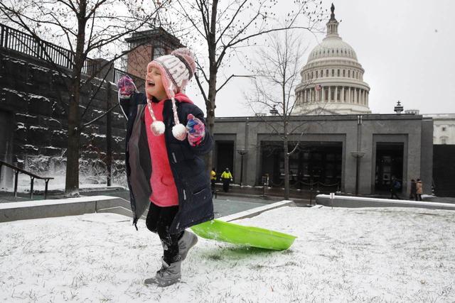 纽约肯尼迪机场水管爆裂，风雪中大批延误航班仍待疏导