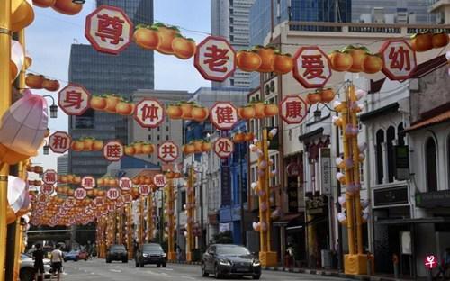 新加坡牛车水挂满新年贺词装饰 词汇选取引热议