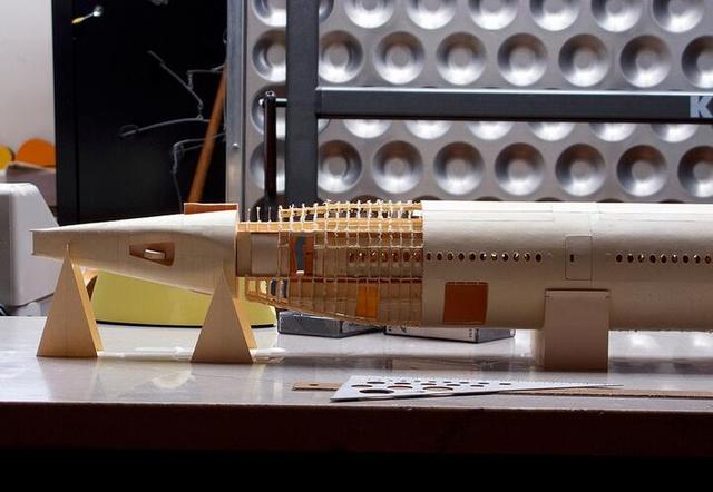 美国帅哥在家宅了5年，用纸做出一架波音飞机