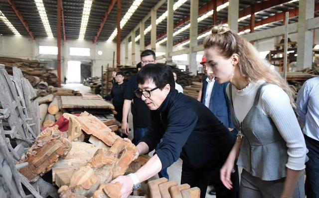 成龙曾经因将4古建捐新加坡引很大的舆论，为故乡捐古民居建岛