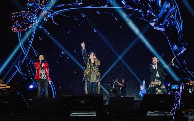 地表最强演唱会升级版 周董率子弟兵弹唱