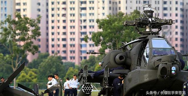 新加坡武装直升机迫降居民区