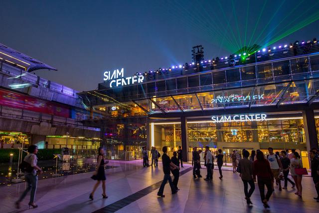 来到泰国曼谷Siam Center，我们探访了两位本土服装设计师