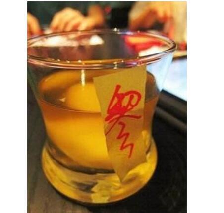 新加坡美容师防小三放大招，来杯“符水”行不行！