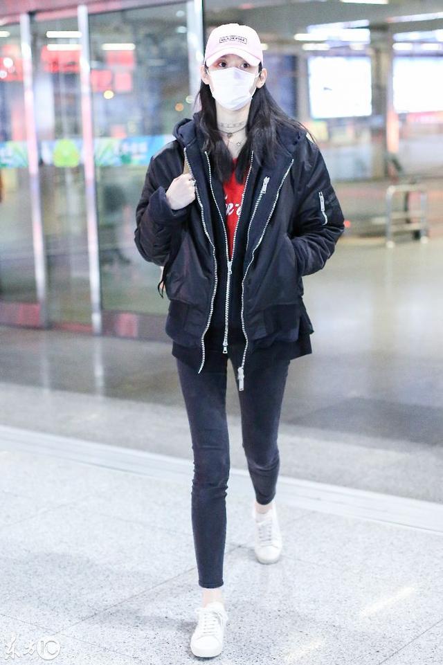 奚梦瑶现身机场眼神黯淡，被赌王儿子倒追还没走出“维密摔”阴影吗