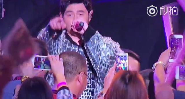 周杰伦新加坡演唱会，昆凌变身小迷妹一起合唱，全程一脸幸福