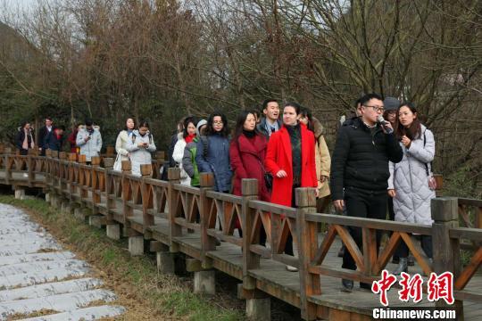 外国留学生感受中国农村发展：像小城镇一样漂亮