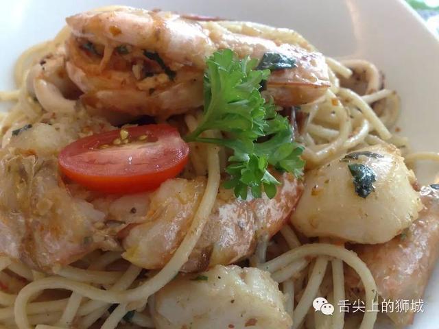 亚洲No.1学府新加坡国立大学中的美食攻略，看学霸都怎么吃？