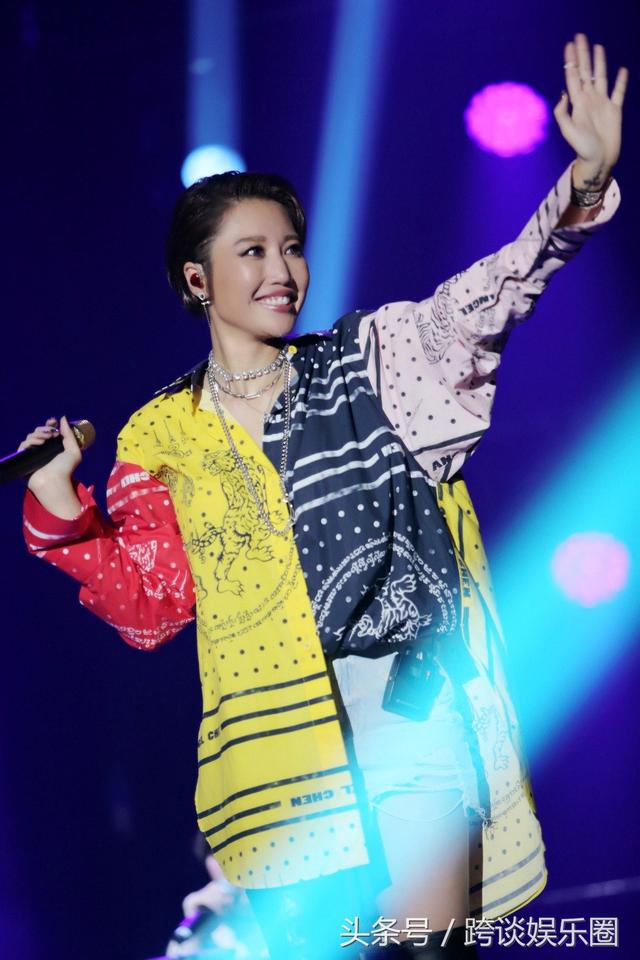 A-Lin新加坡翻唱月牙湾 签名会秒变抱抱贴脸会