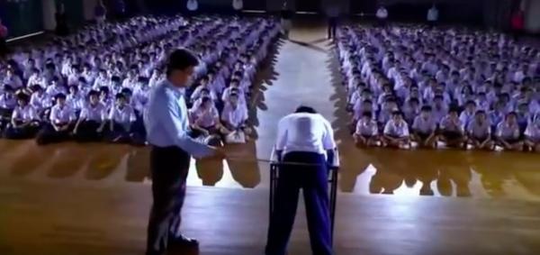 新加坡的学校还保留有这种惩戒办法，看到这个的你还敢违反纪律吗