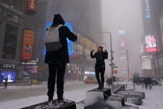 纽约肯尼迪机场水管爆裂，风雪中大批延误航班仍待疏导