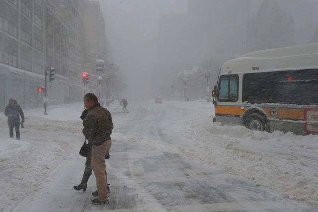 纽约肯尼迪机场水管爆裂，风雪中大批延误航班仍待疏导