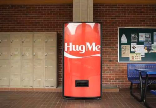 拥抱一下就出可乐的自动售货机你见过吗，可口可乐就有一台！