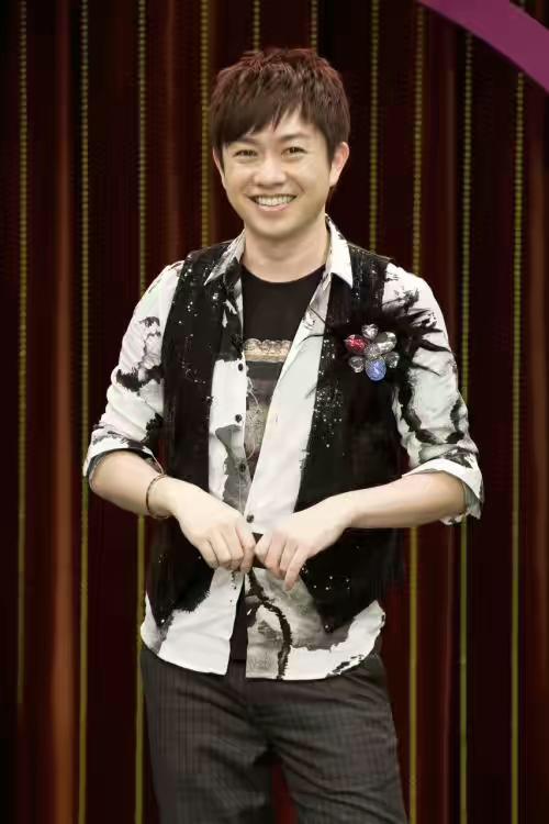李明川应邀，与全球顶级彩妆师同台较量