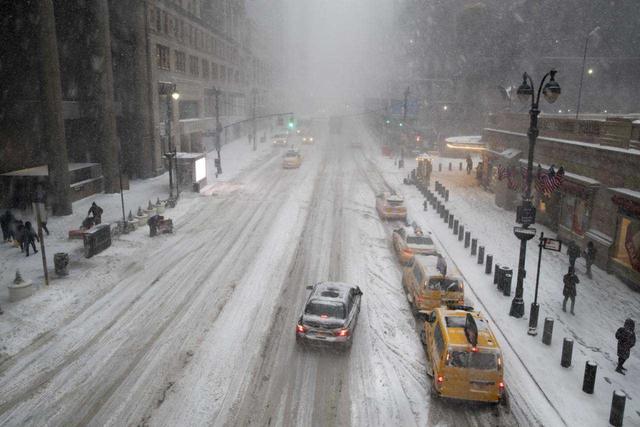 纽约肯尼迪机场水管爆裂，风雪中大批延误航班仍待疏导