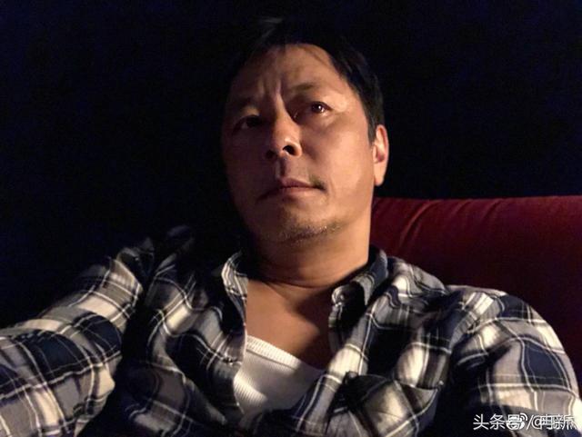 王杰新加坡的工作趁著中午吃飯休息時間來個設定10秒鐘自拍彈鋼琴