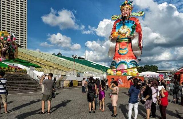这国与中国同文同宗，同样过春节，但在大年除夕拉响防卫警报