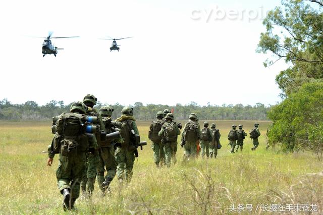 新加坡陆军士兵列队行进