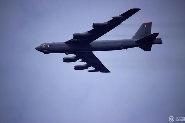 美国B-52远程战略轰炸机新加坡低空飞过人群