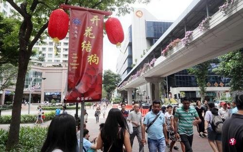 新加坡广场新年贺词窜改成语 “开花结狗”引争议