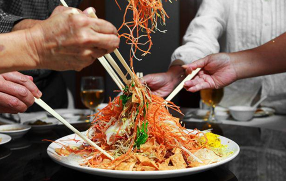 新加坡的捞鱼生被认为“糟蹋食物”，你咋看？