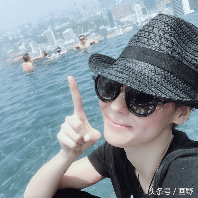 张柏芝带两个孩子新加坡旅行，这次又被谈恋爱了