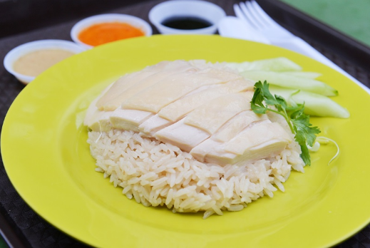 在新加坡留学两年，今儿才知道“海南鸡饭”来源的坡版！