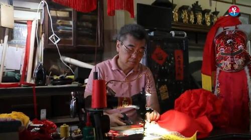 扮靓华人节日 新加坡传统红彩师傅：一针一线的坚持