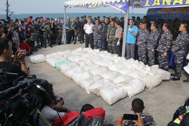 疑台湾渔船挂新加坡国旗 印尼海军搜出一公吨冰毒