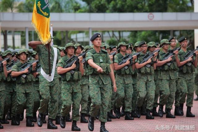 新加坡军校学员参加阅兵式庆祝毕业