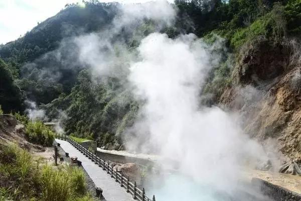 春节去哪儿：泡温泉看春花 逛中国翡翠之城