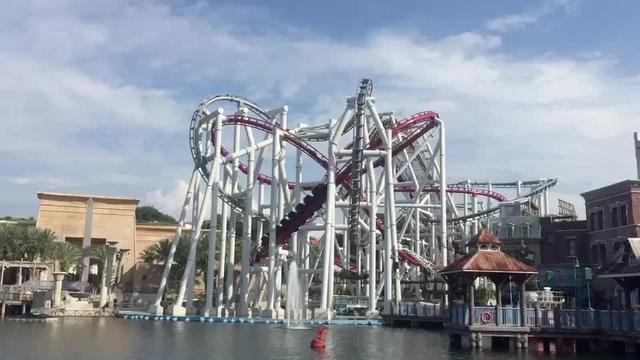 新加坡环球影城，半小时内玩了两次不同强度过山车，爽~