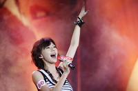 娱乐圈中非常敬业的明星，挺着孕度现身新加坡与粉丝合影！