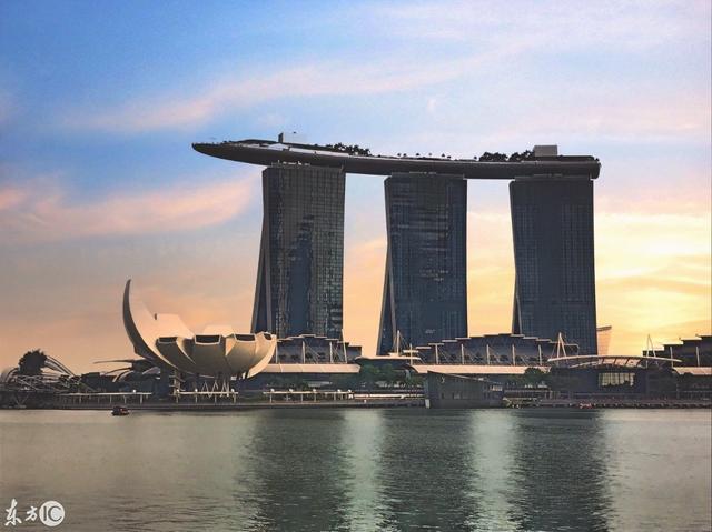 新加坡旅游随拍，你认为新加坡和上海比哪个城市发达？