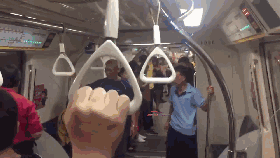 我是高贵人，你“连狗都不如”，中国男子在新加坡坐地铁遭辱骂！