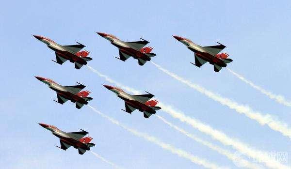 玩杂耍失败！韩国飞行队在新加坡航展坠机，场面狼藉