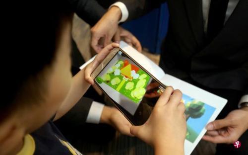新加坡学生研制新型故事书 助幼儿学习中英文