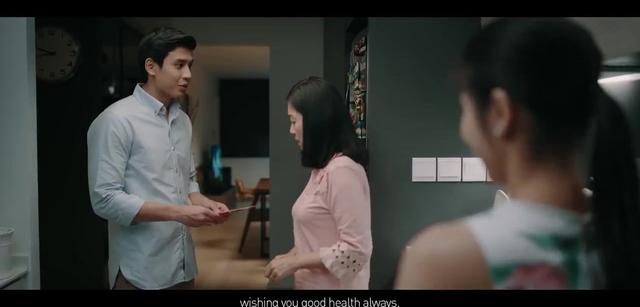儿子过年给妈妈红包？新加坡春节的感人公益广告：家是最大的成就