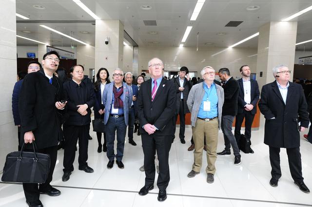 英国大曼彻斯特郡代表团体验武汉BRT