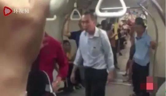 新加坡男子地铁内辱骂中国人：跪下！我是高贵的人！你是条狗！