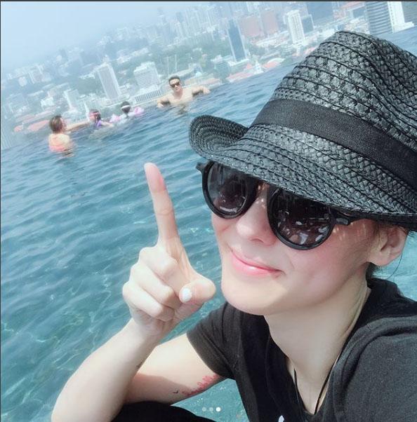 张柏芝与神秘男带儿子度假，Lucas教弟弟游泳的样子萌翻了