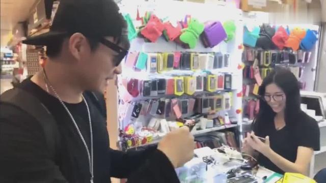 帝师：新加坡手机贴膜是比较贵的，技术不一样！